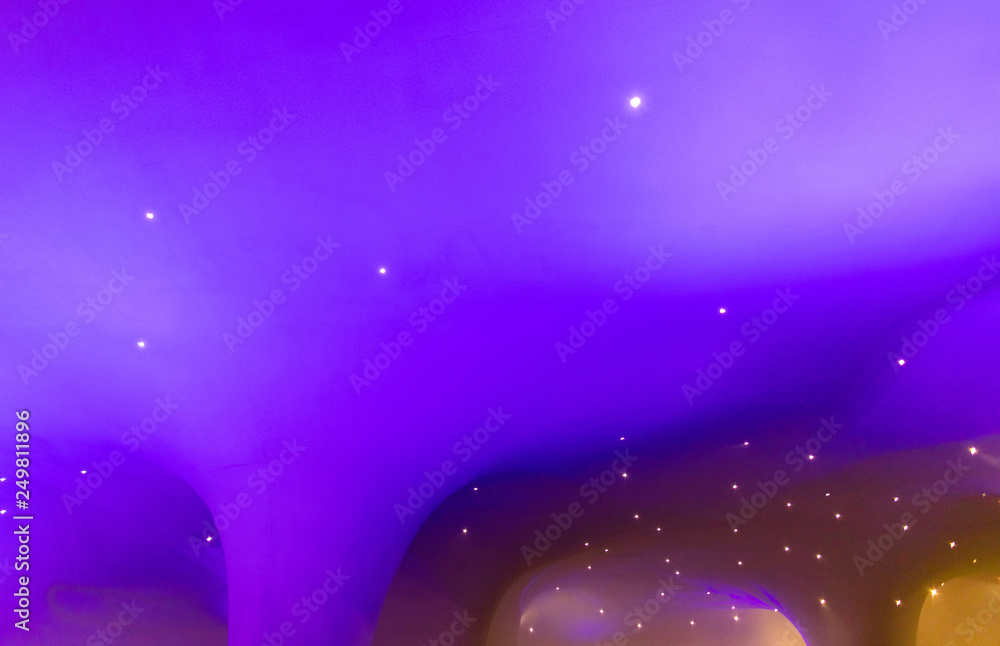 Obraz premium Purple light on the ceiling as a background