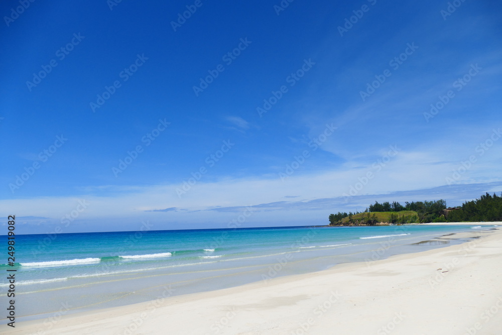 photo picture of a beautiful sea and ocean view with a natural background of rocks, forests and mountains photo picture of a beautiful sea and ocean view with a natural background of rocks, forests and mountains
