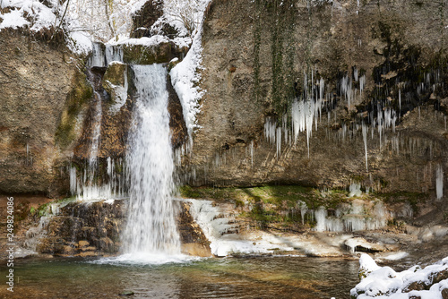 Grosser Giessen Wasserfall im Kemptnertobel (Chämtnertobel), Bach, Winterlandschaft, Eiszapfen, Felsen, Schnee, Baumäste photo