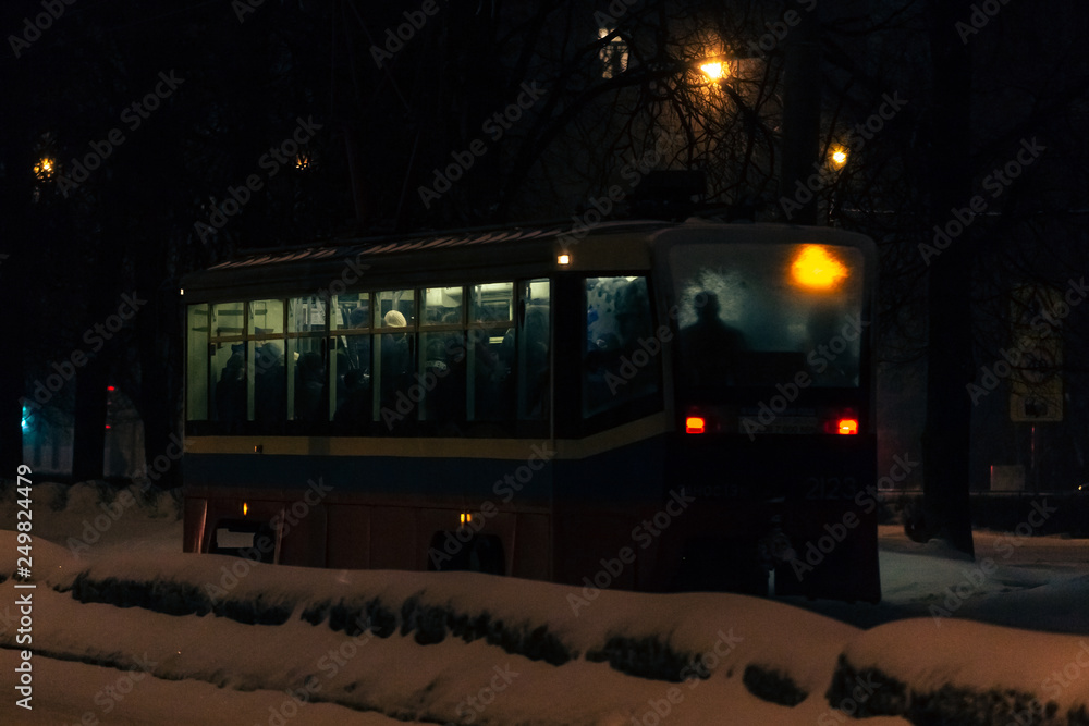 Obraz premium Tram in winter park