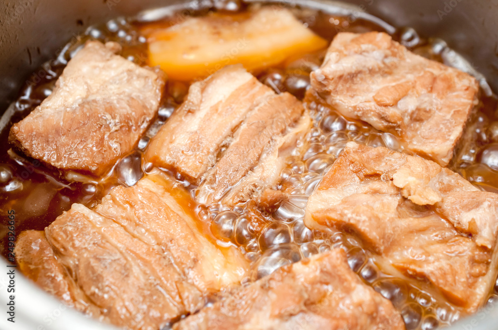 調理中のラフテー(豚の角煮) 調理中のラフテー(豚の角煮)
