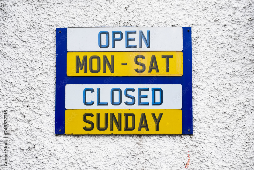 Opening hours shop sign Monday to Friday daytime closed Sunday foto de