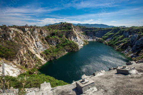 Background of reservoirs or lakes that are in tourist attractions, natural viewpoints (mountains, grass, trees, sky), natural view, intimate, surrounding atmosphere, refreshing and resting on the way 