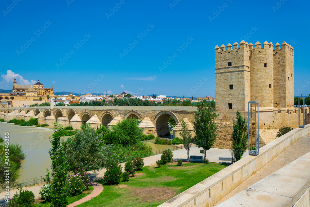 Ponte Romano di Cordova sul fiume Guadalquivir, Torre di Calahorra, la Mezquita moschea cattedrale in lontananza, Andalusia, Spagna