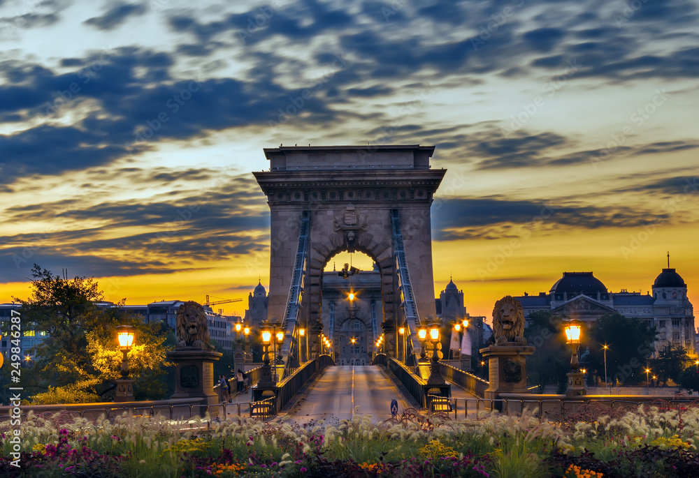 Fototapeta premium Road through the chain bridge in Budapest in the morning