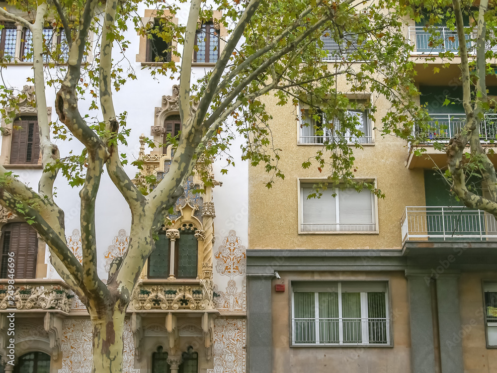 Fototapeta premium Domy budowane w różnym czasie, stojące obok siebie