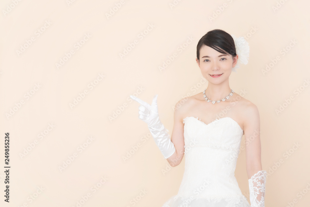 ウェディングドレスを着た女性