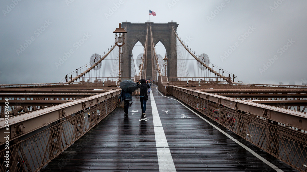Rain on Brooklyn Bridge - obrazy, fototapety, plakaty 