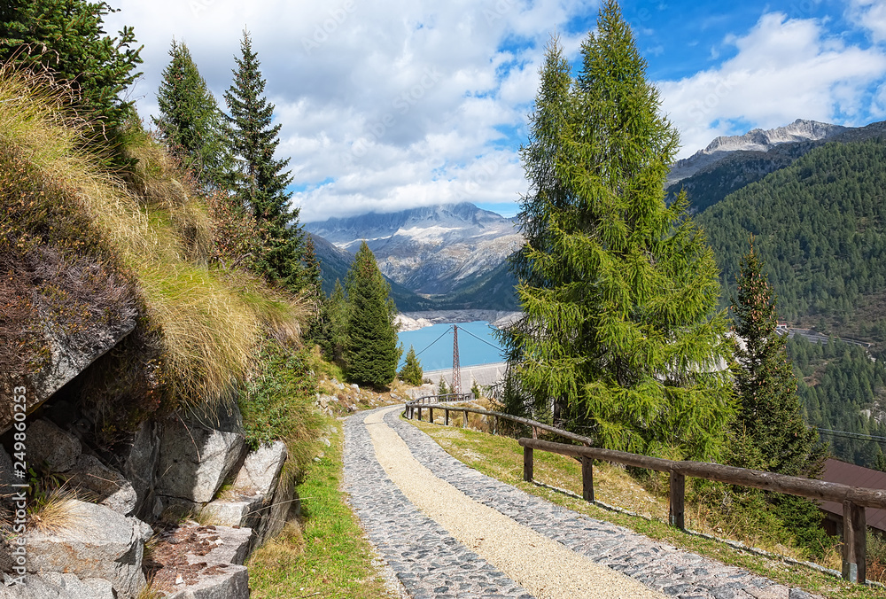 Φωτογραφία View of the dam and the lake Bissina. Lago di Malga Bissina.