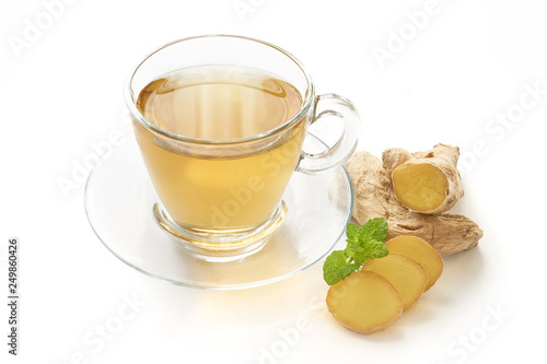 Herbata imbirowa na białym tle