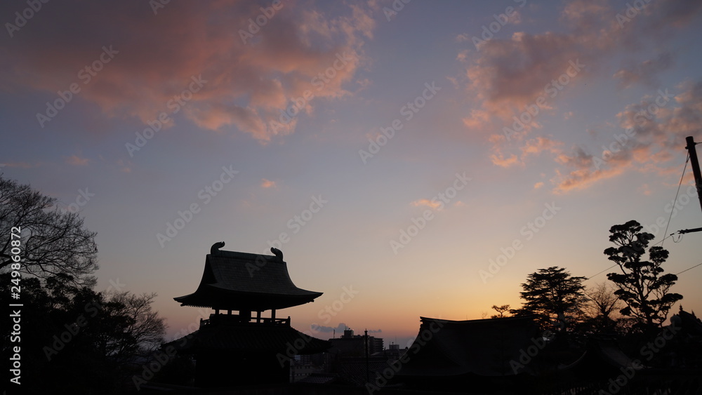 お寺と夕日 お寺と夕日