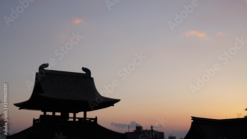 お寺と夕日