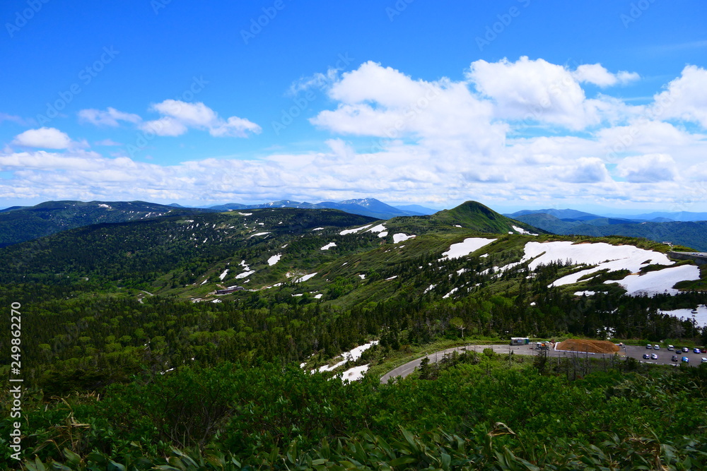Fototapeta premium 十和田八幡平国立公園。初夏の八幡平頂上より秋田県側を望む。八幡平 岩手 日本。６月下旬。