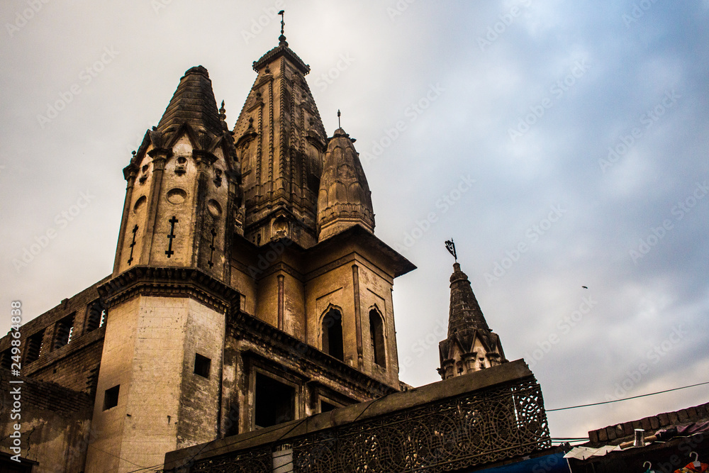 Fototapeta premium Hindu temple in the middle of a market in Chiniot.