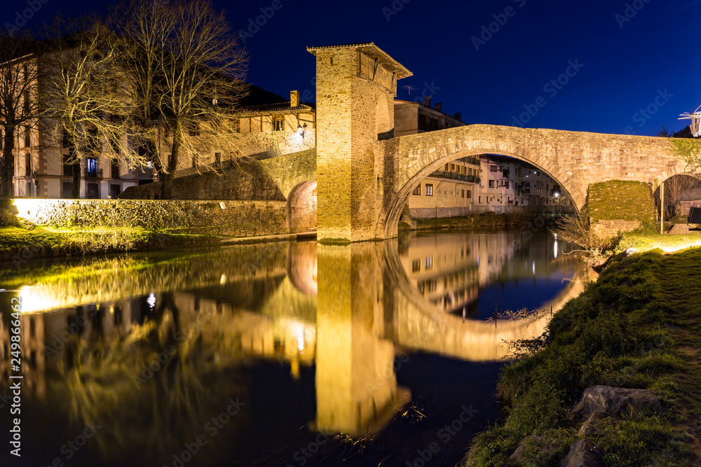 Reflejos en el puente viejo de Balmaseda, Basque Country