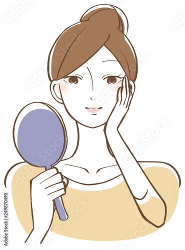 手鏡で顔をみて微笑む女性