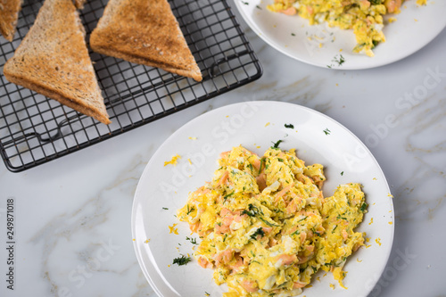 Wallpaper Mural Räucherlachs Rührei mit Dill und Vollkorn Toast auf Marmor Hintergrund Torontodigital.ca