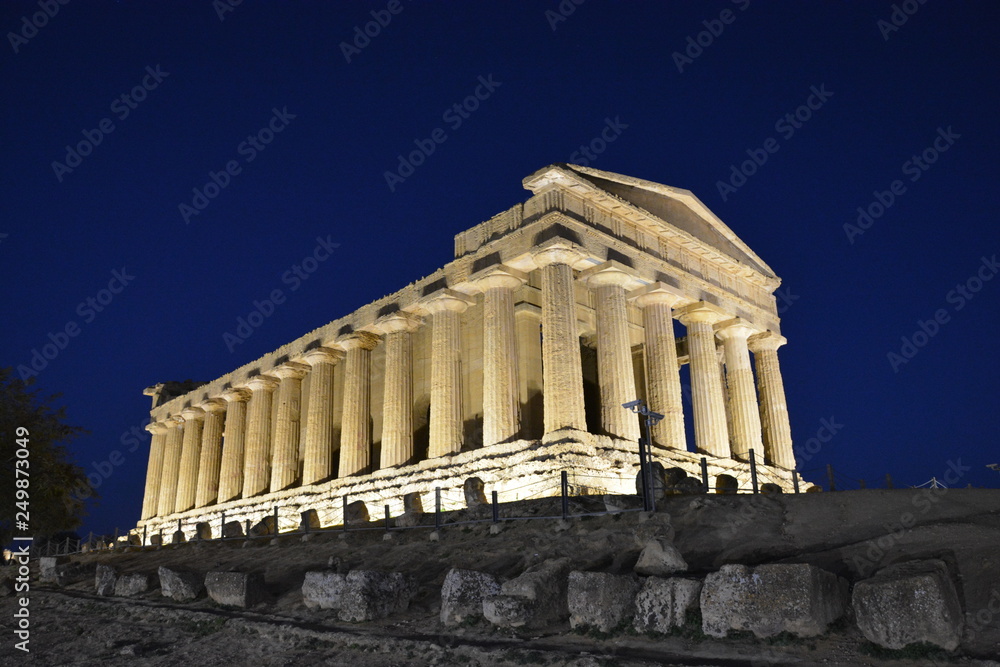 Obraz premium sicily greek temple by night