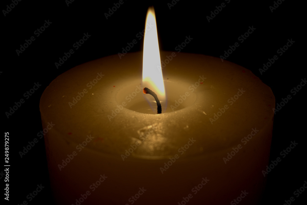 eine leuchtende Flame einer Kerze, eine Kerze spendet Kerzenlicht  Stock-Foto | Adobe Stock