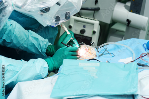 Fotografia neurosurgeons perform surgery to excise a brain tumor in a modern surgical opera