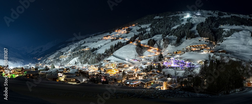 Saalbach-Hinterglemm mit Skipiste bei Nacht mit Flutlicht Panorama