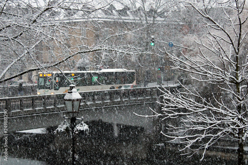 Nevicata intensa a Lubiana con traffico photo