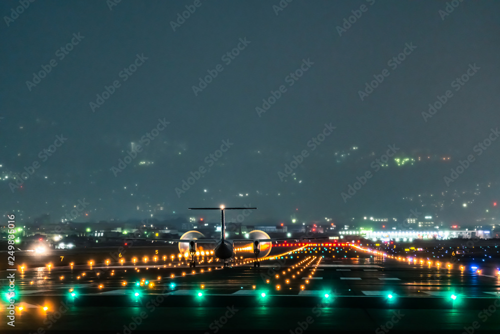 Propeller plane taking off scene in the night (夜のプロペラ航空機離陸シーン) Propeller plane taking off scene in the night (夜のプロペラ航空機離陸シーン)