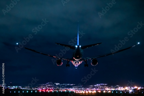 Jet plane landing scene in the night (夜のジェット旅客機着陸シーン)