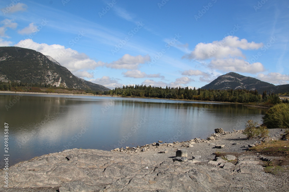 Fototapeta premium Rocky Beach At Lac Des Arcs, Kananaskis Country, Alberta