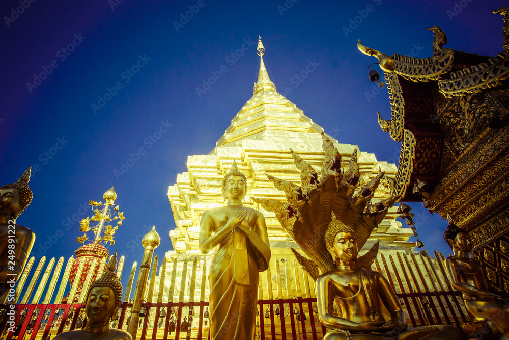 Obraz premium Buddhist temple in Thailand wat pra that Doi Suthep with golden statues adorning