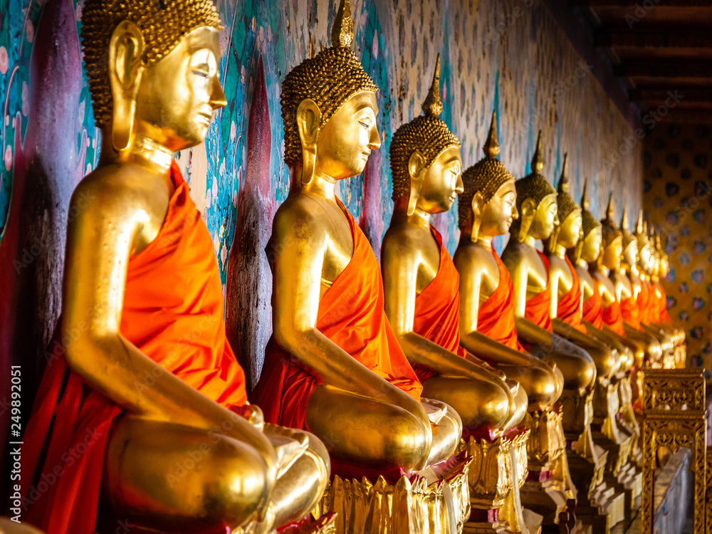 Fototapeta premium buddha statues in bangkok wat arun