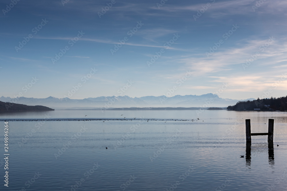Starnberger See mit Alpenpanorama im Winter
