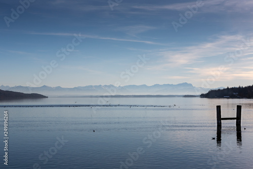 Starnberger See mit Alpenpanorama im Winter