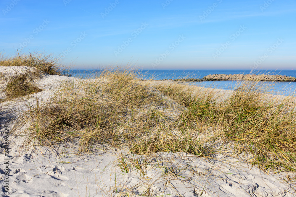 Strand und Düne als Küstenbefestigung bei Heidkate an der Ostsee in ...