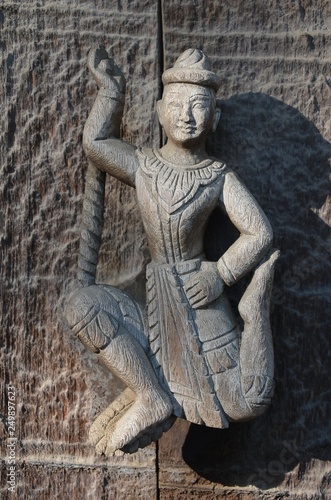 Sculpture sur bois au monastère de Shwe Nandaw à Mandalay au Myanmar