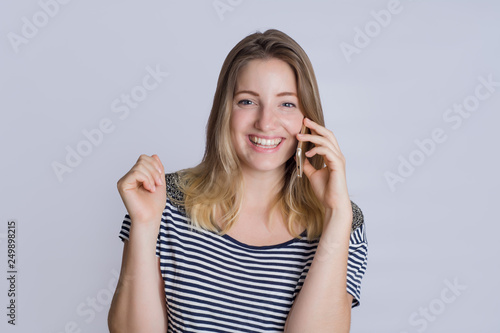 Young woman talking on the smartphone