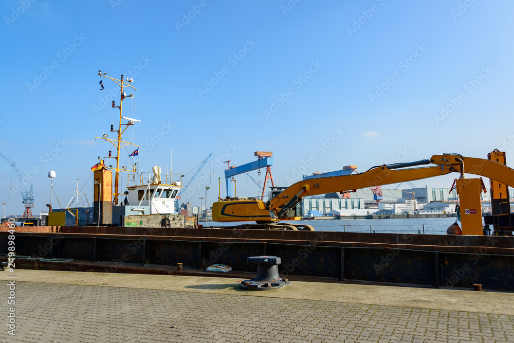 Am Ostseekai in Kiel werden momentan Arbeiten am Meeresgrund unter dem Kreuzfahrttermina durchgeführt. Diese Arbeiten erledigt dieses Spezialschiff.
