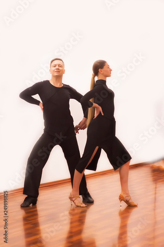 A beautiful pair of dancers dances in sports dances