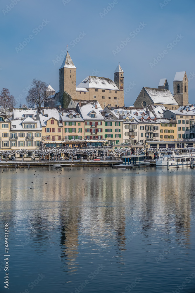 Obraz premium Beautiful winter scenes on the shores of the upper Zurich Lake (Obersee) near Hurden (Schwyz) and Rapperswil-Jona (Sankt Gallen), Switzerland