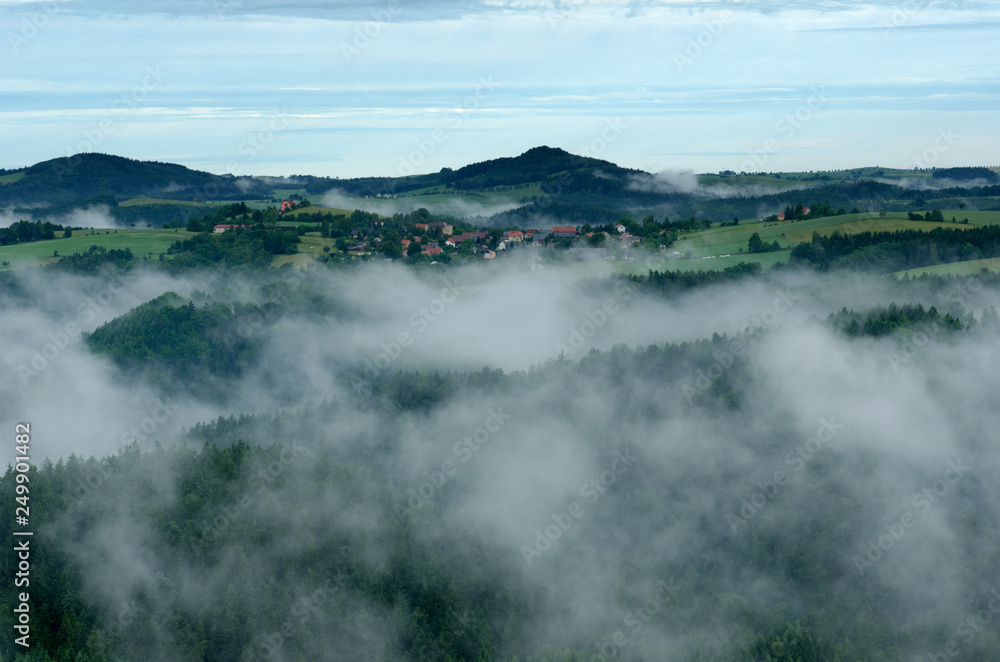 Dorf im Morgennebel