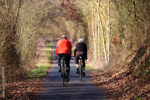 Radfahrer auf herbstlichem Radweg