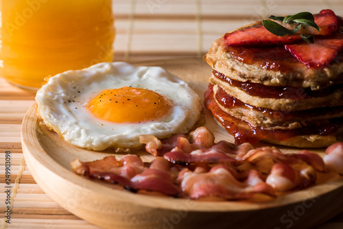 Eggs with bacon and pancake