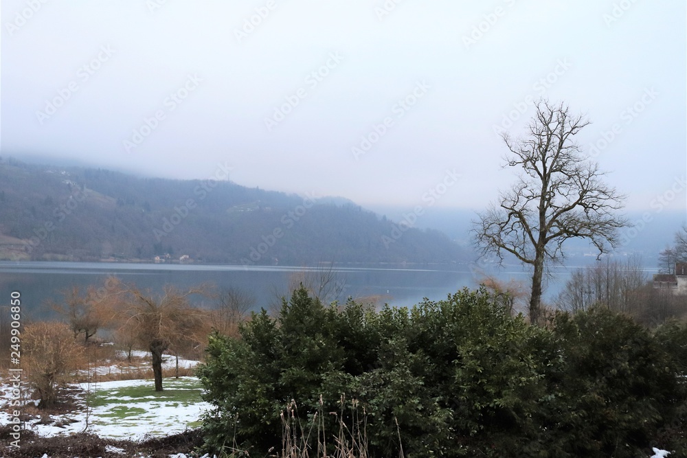 LAC D'AIGUEBELETTE EN HIVER - SAVOIE - RHONE ALPES - FRANCE LAC D'AIGUEBELETTE EN HIVER - SAVOIE - RHONE ALPES - FRANCE