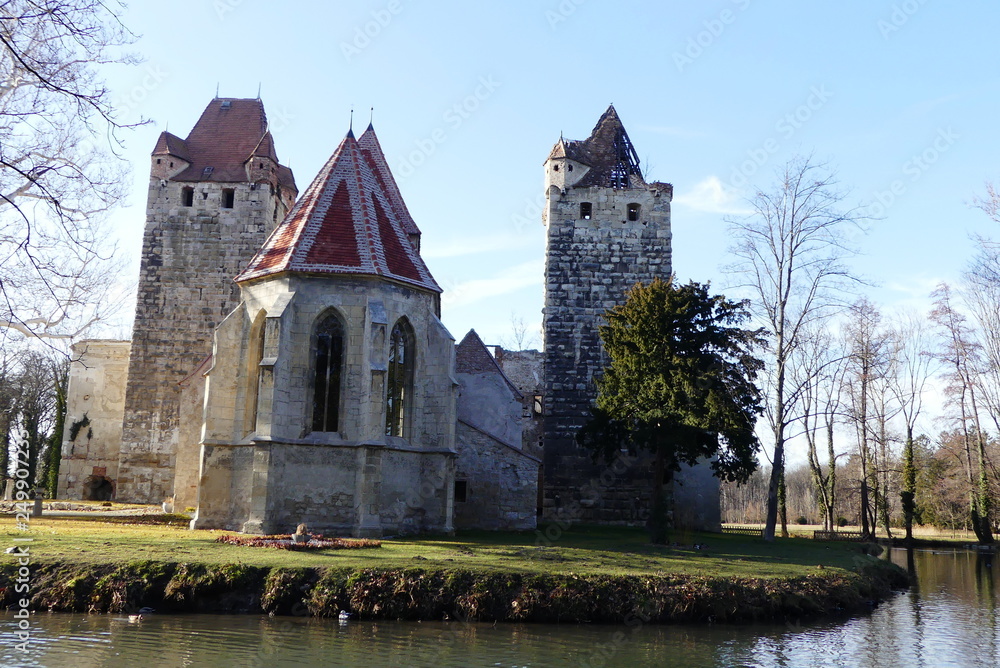Schlossruine mit Schlosskapelle