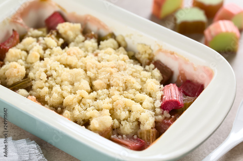 Foto Homemade rhubarb crumble or crisp in casserole dish (Selective Focus, Focus one