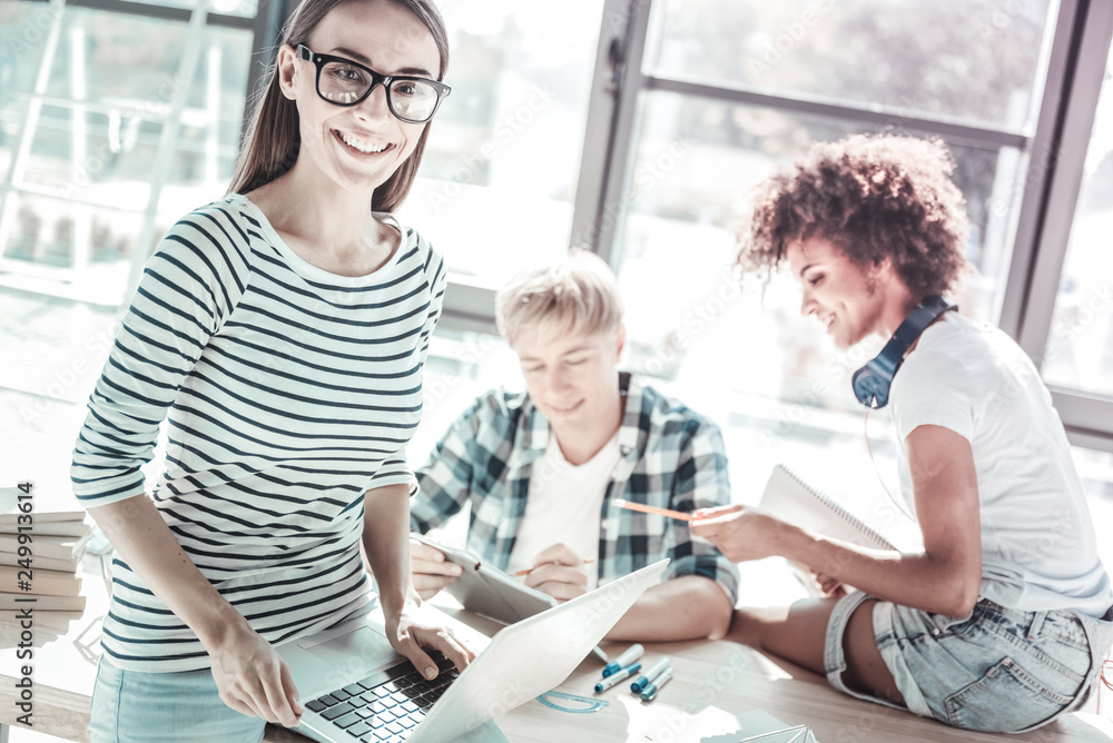 Obraz premium Charming brunette using her gadget