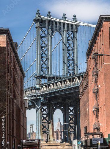 Fototapeta Naklejka Na Ścianę i Meble -  Down Under the Manhattan Bridge 