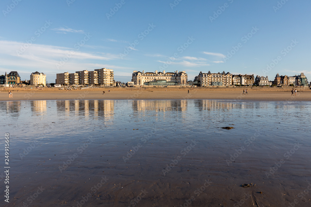  Beach in the evening sun and buildings along the seafront promenade in Saint Malo. Brittany, France