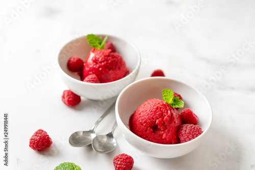 Foto Raspberry sorbet in two cups on white table