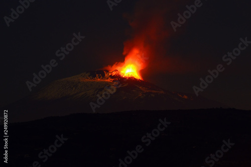 Spettacolare eruzione dell'Etna vista da lontano
